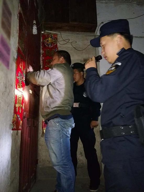 百口乡粗心妈妈误将幼女锁家中 民警全城寻开锁师傅开门